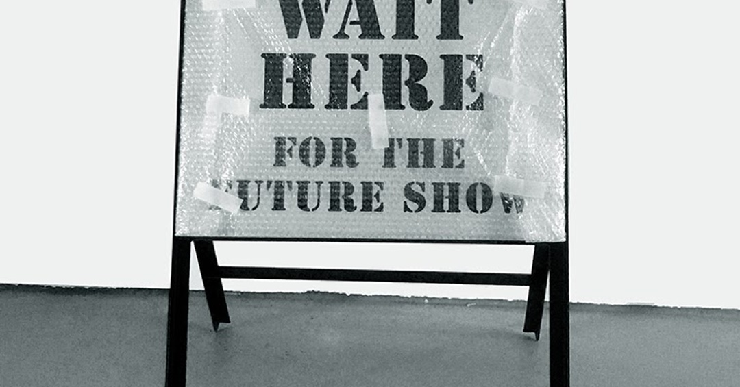 kelio ženklas su didelėmis raidėmis užrašytomis anglų kalba