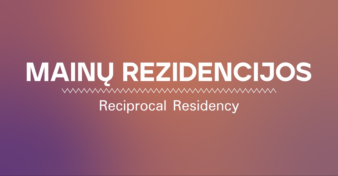 švelniai tamsiai rausvos spalvos fonas su baltomis raidėmis centre