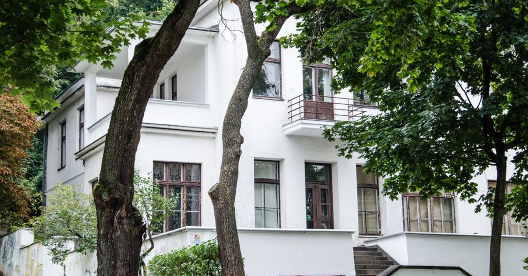 Kauno menininkų namų logotipas