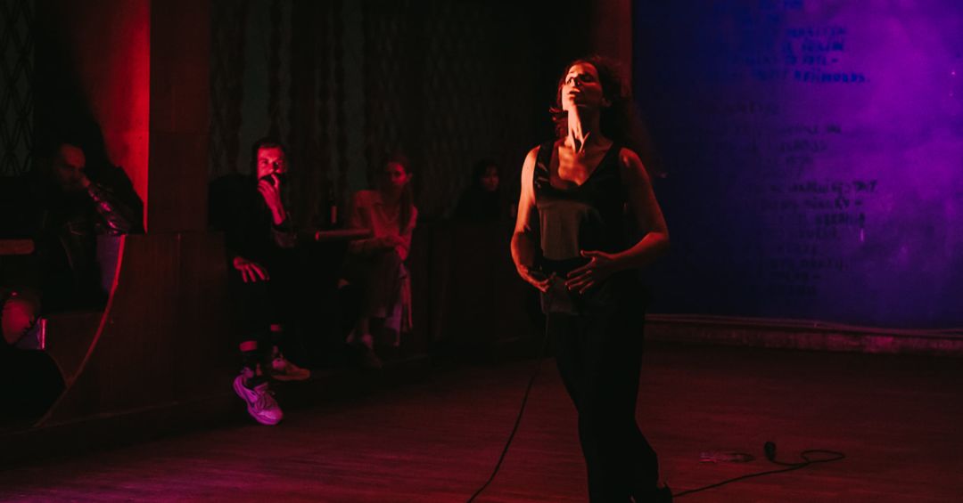 „Nepadorūs vakarai. Meduje,“ E. B. Salonen performansas „niekada“. Fot. Vytautas Paplauskas